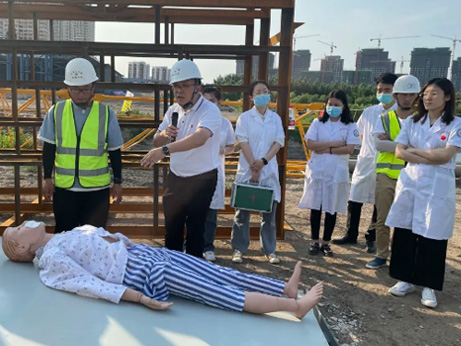  “防風險 保穩(wěn)定 迎黨慶”錦州市中心醫(yī)院專家團隊為我市特大橋“高空墜落應急演練”提供急救指導和應急培訓