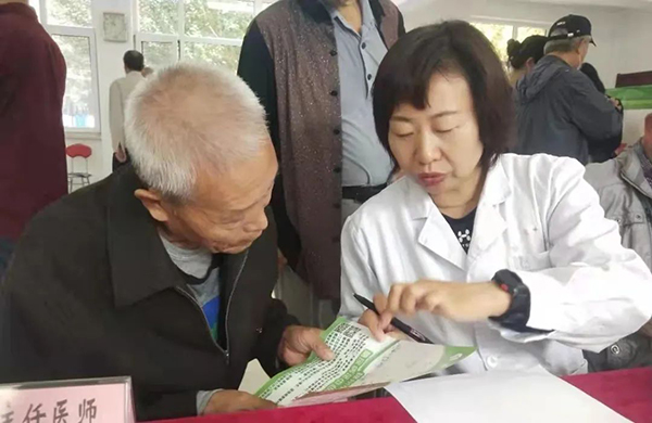 名醫(yī)走基層 健康進萬家—錦州市中心醫(yī)院趙錦被評為“遼寧省文化科技衛(wèi)生三下鄉(xiāng)活動服務標兵”