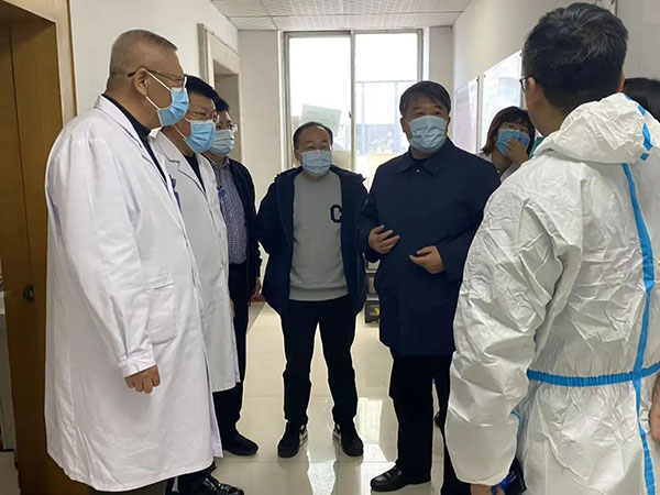 市委常委、副市長(zhǎng)姚國(guó)民前來(lái)看望慰問(wèn)我院核酸檢測(cè)醫(yī)務(wù)人員 遼寧省臨床檢驗(yàn)中心主任秦忠琦進(jìn)行現(xiàn)場(chǎng)指導(dǎo)工作