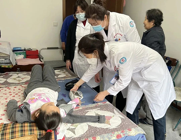 學習雷鋒好榜樣 雷鋒精神代代傳學 醫(yī)院開展學雷鋒義診活動