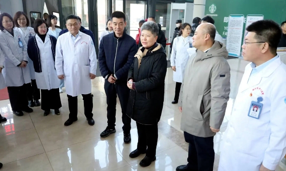 市政協(xié)主席于鵬走訪慰問我院醫(yī)護人員